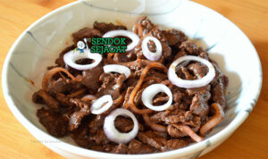 Filipino Bistek Tagalog dengan daging sapi dan bawang bombay