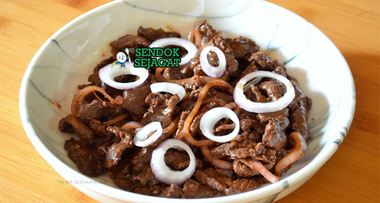Filipino Bistek Tagalog dengan daging sapi dan bawang bombay