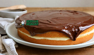 Boston Cream Pie Amerika dengan krim custard dan glasir cokelat