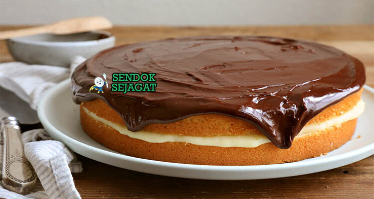 Boston Cream Pie Amerika dengan krim custard dan glasir cokelat