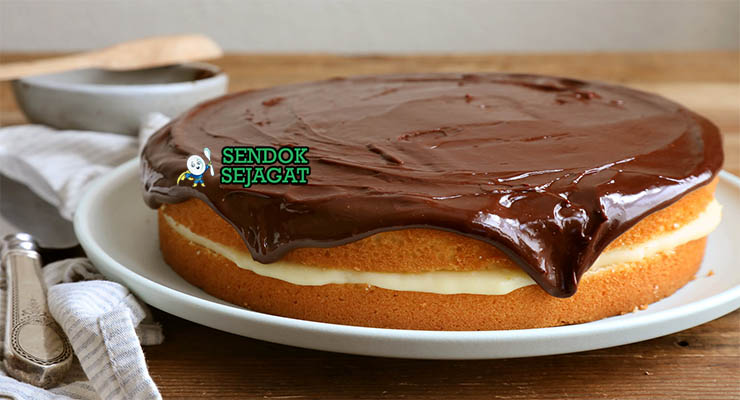 Boston Cream Pie Amerika dengan krim custard dan glasir cokelat