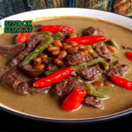Brongkos Jawa Tengah dengan daging sapi, tahu, dan kuah santan