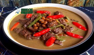 Brongkos Jawa Tengah dengan daging sapi, tahu, dan kuah santan