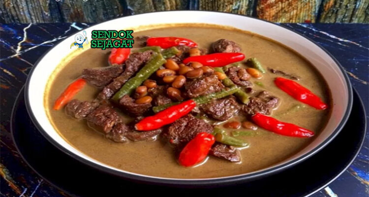 Brongkos Jawa Tengah dengan daging sapi, tahu, dan kuah santan