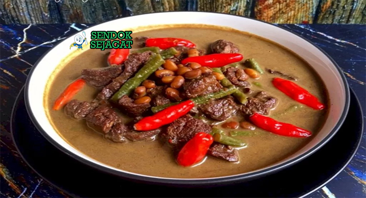 Brongkos Jawa Tengah dengan daging sapi, tahu, dan kuah santan