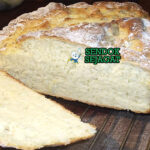 Australian Bush Bread dengan wattleseed di atas piring kayu