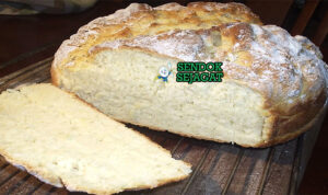 Australian Bush Bread dengan wattleseed di atas piring kayu