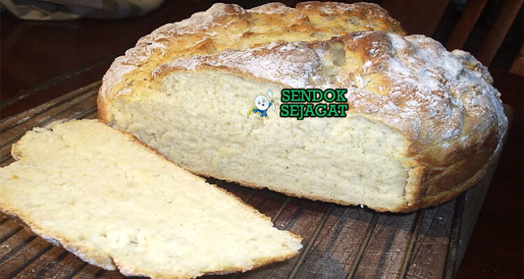 Australian Bush Bread dengan wattleseed di atas piring kayu