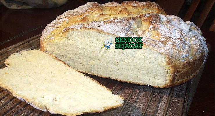 Australian Bush Bread dengan wattleseed di atas piring kayu