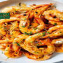 Butter Garlic Prawns Singapura dengan saus mentega dan nasi