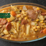 Cape Verde Cachupa dengan jagung hominy, kacang, dan daging asap