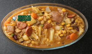 Cape Verde Cachupa dengan jagung hominy, kacang, dan daging asap