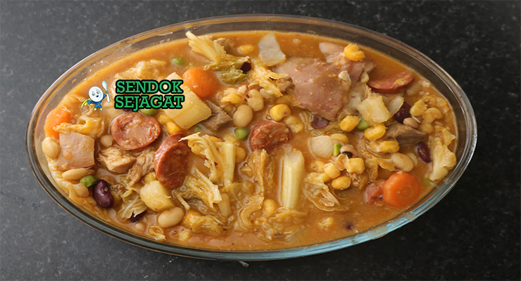 Cape Verde Cachupa dengan jagung hominy, kacang, dan daging asap