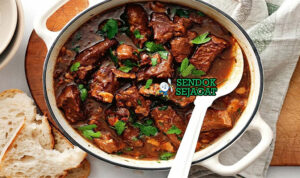 Carbonnade Flamande dengan daging sapi dan saus bir kental