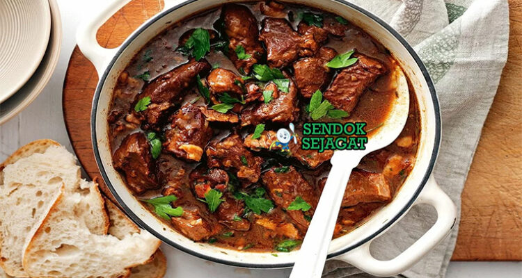 Carbonnade Flamande dengan daging sapi dan saus bir kental