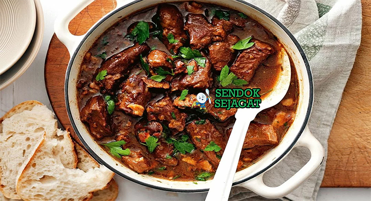 Carbonnade Flamande dengan daging sapi dan saus bir kental