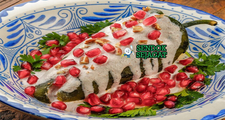 Mexican Chiles en Nogada dengan cabai poblano, saus nogada, dan biji delima