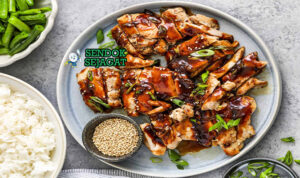 Chinese Hoisin Chicken dengan ayam, paprika, dan nasi putih