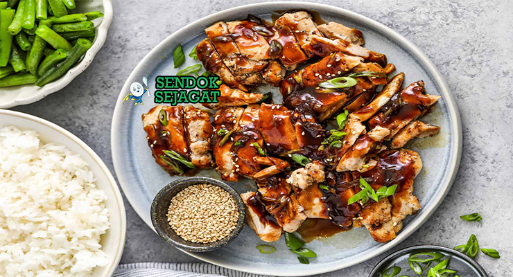 Chinese Hoisin Chicken dengan ayam, paprika, dan nasi putih