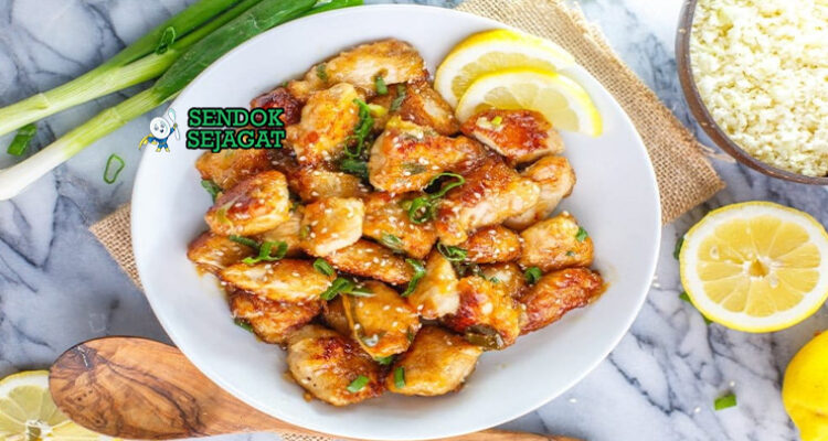 Chinese Lemon Chicken dengan saus lemon dan nasi putih