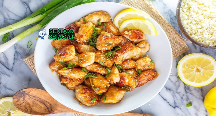 Chinese Lemon Chicken dengan saus lemon dan nasi putih