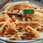 Chinese Scallion Pancake dengan lapisan renyah dan saus celup