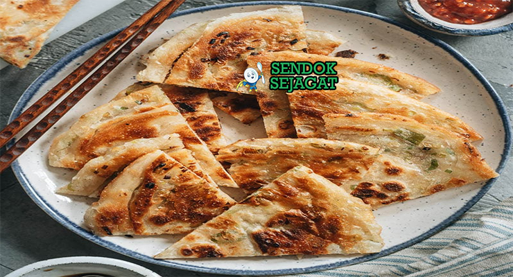Chinese Scallion Pancake dengan lapisan renyah dan saus celup