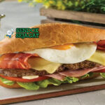 Chivito Uruguay dengan daging sapi, bacon, telur, dan mozzarella