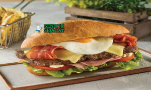 Chivito Uruguay dengan daging sapi, bacon, telur, dan mozzarella