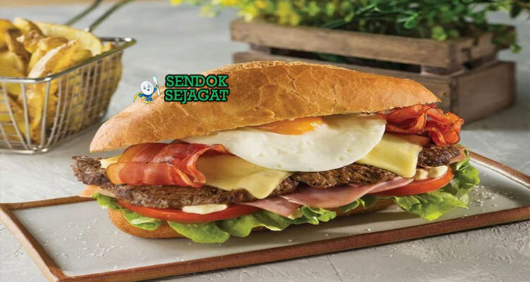 Chivito Uruguay dengan daging sapi, bacon, telur, dan mozzarella
