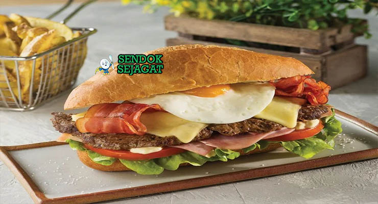 Chivito Uruguay dengan daging sapi, bacon, telur, dan mozzarella