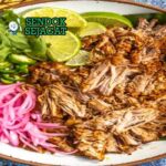 Cochinita Pibil Meksiko dengan tortilla dan bawang merah acar