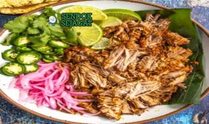 Cochinita Pibil Meksiko dengan tortilla dan bawang merah acar