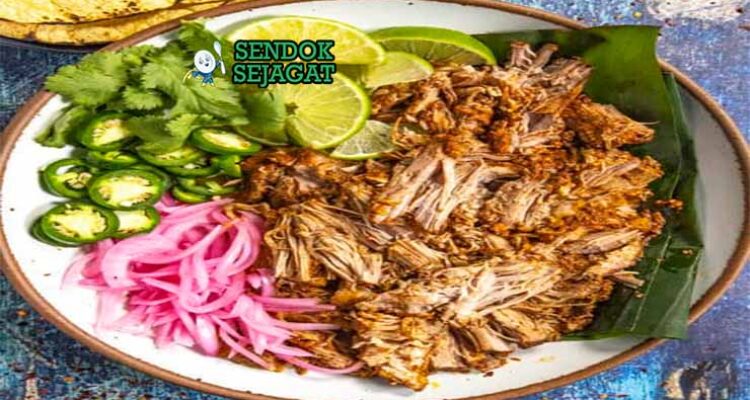 Cochinita Pibil Meksiko dengan tortilla dan bawang merah acar