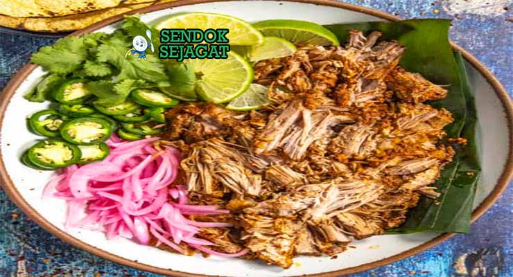Cochinita Pibil Meksiko dengan tortilla dan bawang merah acar