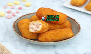 Spanish Croquetas de Jamón renyah dengan garnish peterseli