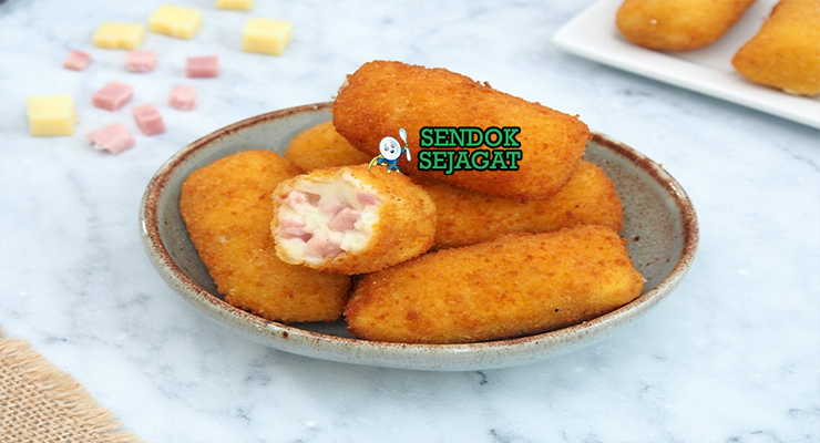 Spanish Croquetas de Jamón renyah dengan garnish peterseli