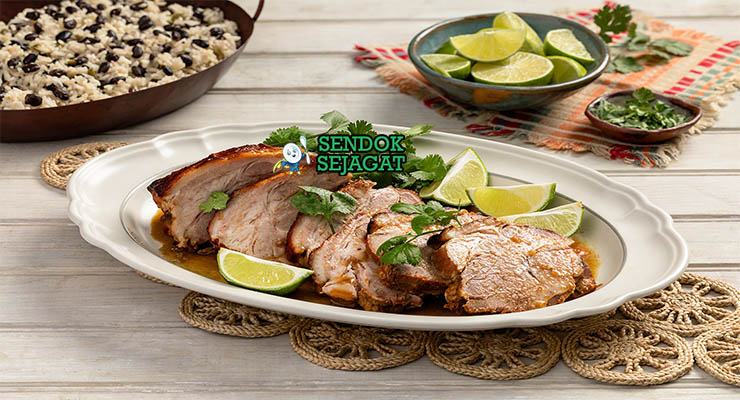 Cuban Mojo Pork Kuba dengan nasi dan kacang hitam