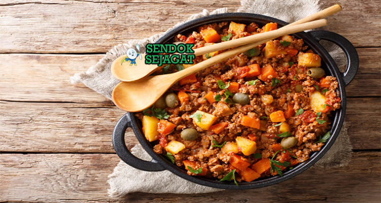 Cuban Picadillo dengan daging sapi, kismis, dan nasi putih