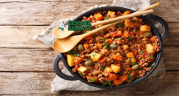Cuban Picadillo dengan daging sapi, kismis, dan nasi putih