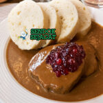 Czech Svíčková dengan daging sapi, saus krim, dan knedlíky