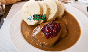 Czech Svíčková dengan daging sapi, saus krim, dan knedlíky