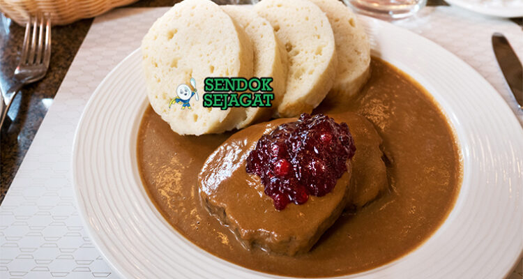 Czech Svíčková dengan daging sapi, saus krim, dan knedlíky