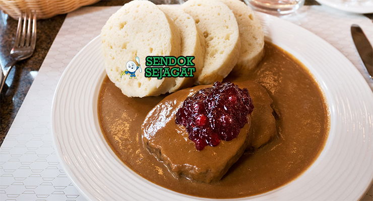 Czech Svíčková dengan daging sapi, saus krim, dan knedlíky