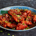 Dakgangjeong ayam goreng Korea dengan saus pedas-manis dan wijen