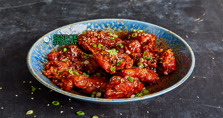 Dakgangjeong ayam goreng Korea dengan saus pedas-manis dan wijen
