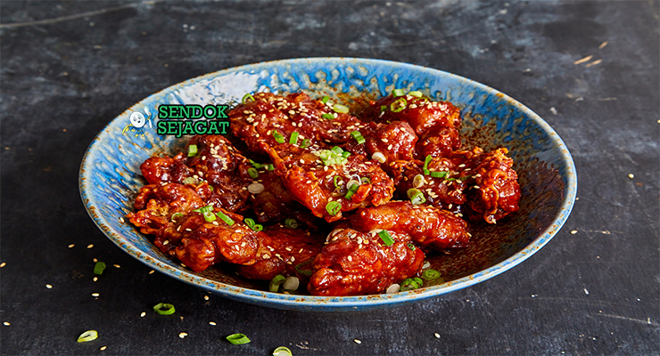 Dakgangjeong ayam goreng Korea dengan saus pedas-manis dan wijen