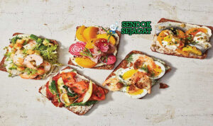 Danish Smørrebrød dengan topping herring dan daging asap