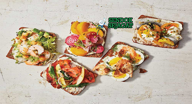 Danish Smørrebrød dengan topping herring dan daging asap