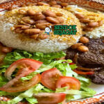 Dominican La Bandera dengan nasi, kacang merah, daging, dan tostones